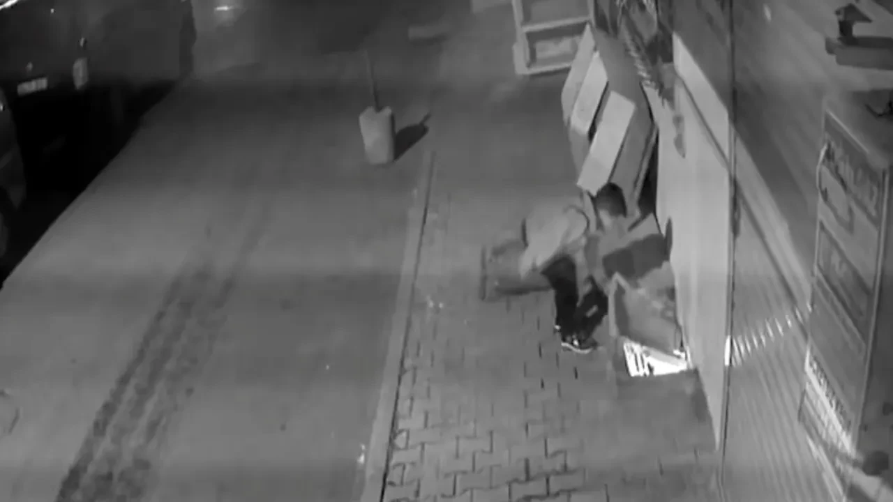 Arnavutköy’de küçük çocuğun tehlikeli oyunu kamerada!