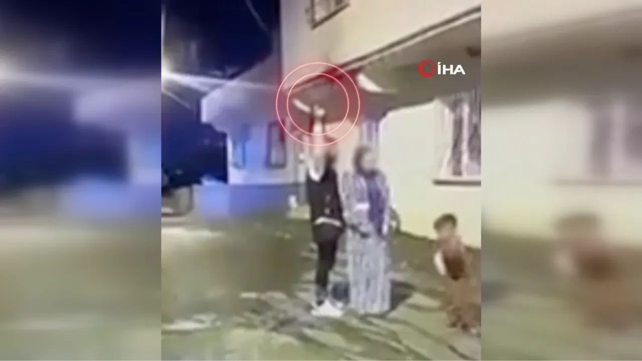 Böyle sorumsuzluk görülmedi! Çocuğun yanında silahla havaya ateş eden şahıs kamerada