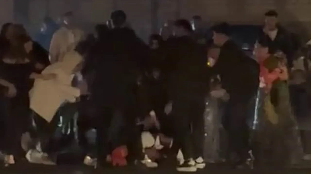 Damat düğünü bıraktı, arkadaşına siper oldu! Tekme ve yumrukların havada uçuştuğu kavga kamerada