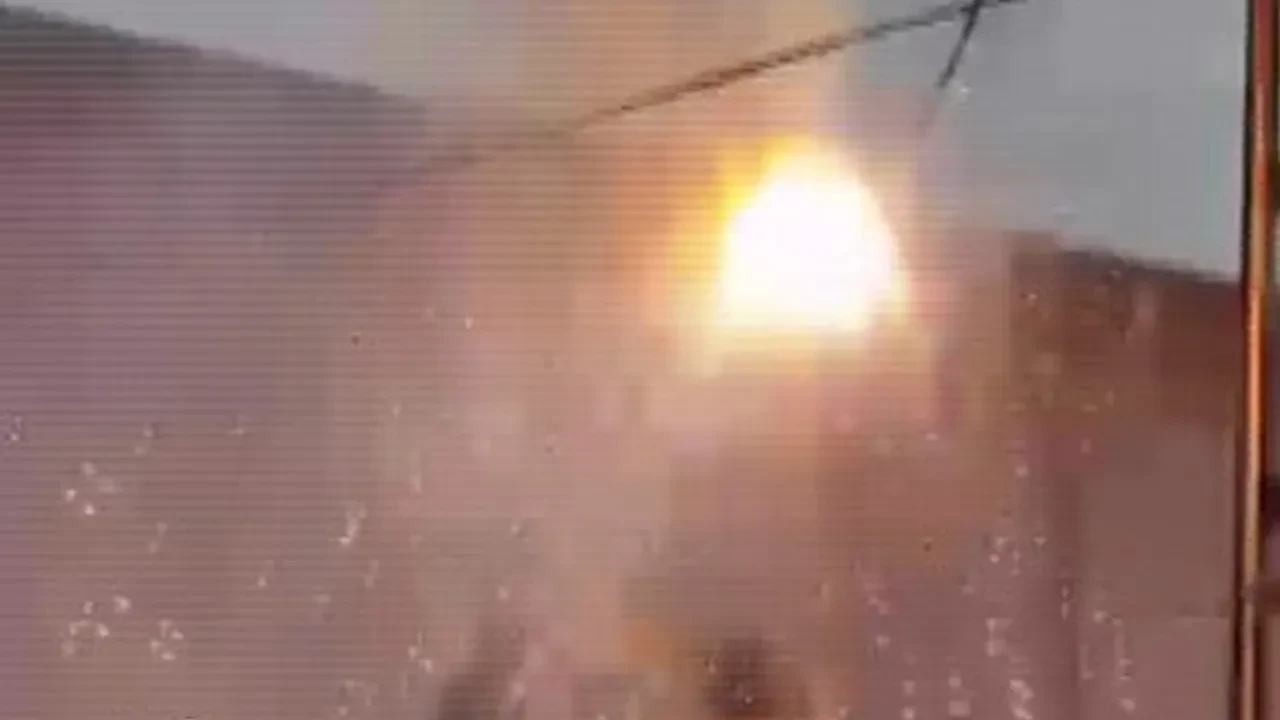 Elektrik kabloları bomba gibi patladı! O anlar kamerada