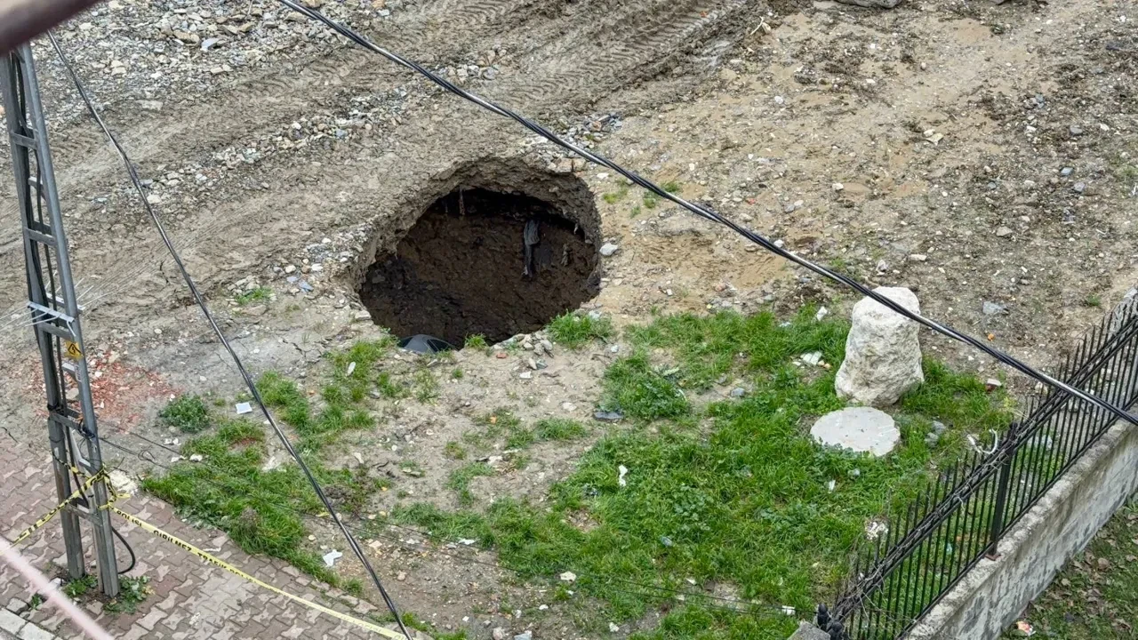 Esenyurt'ta yer yarıldı içine araba düştü! Uzmanlardan korkutan uyarı geldi