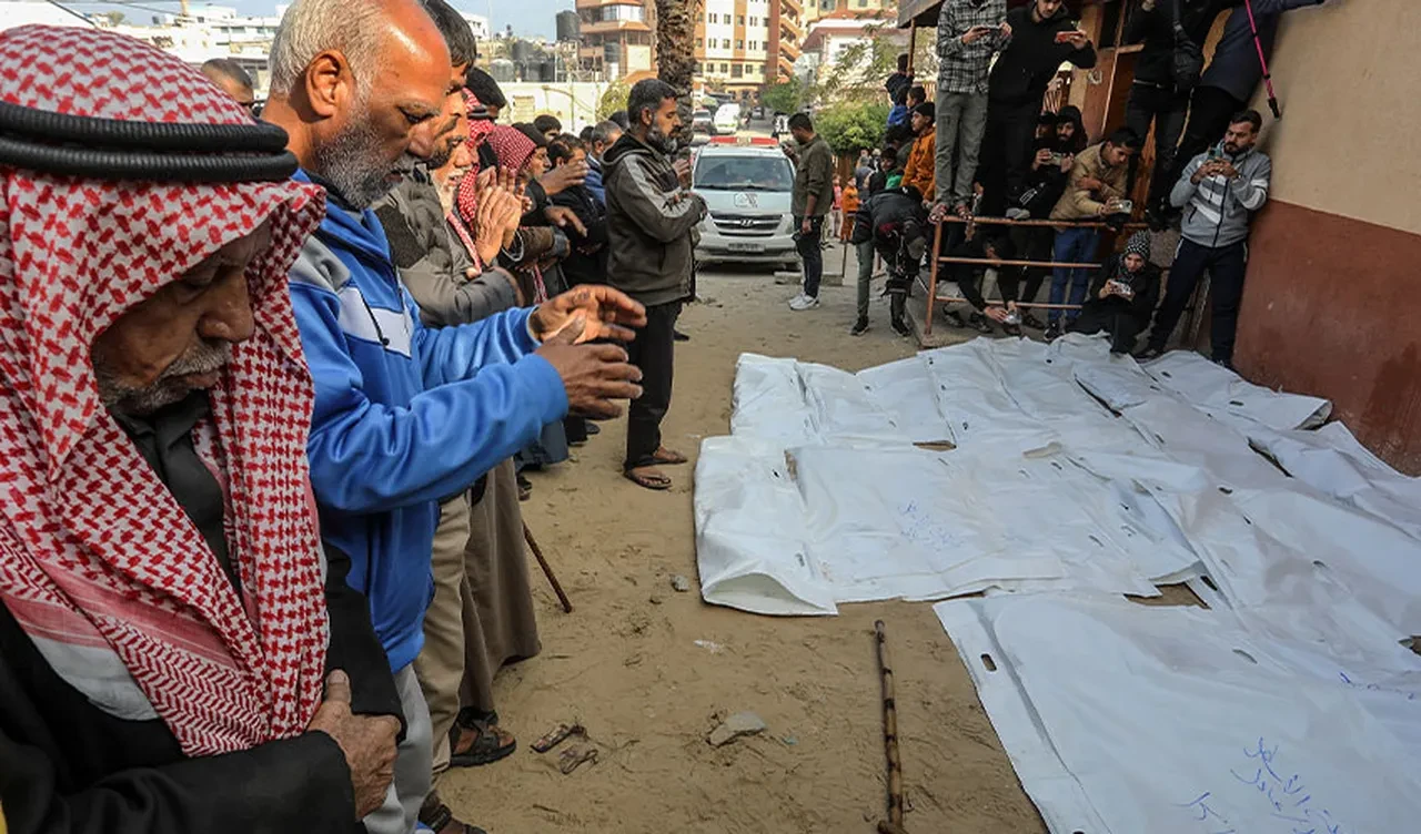 Gazze'de enkazın sessiz çığlığı! İsrail 2 yıl önce katletti: Bir evden ailenin 25 üyesinin cenazesi çıktı