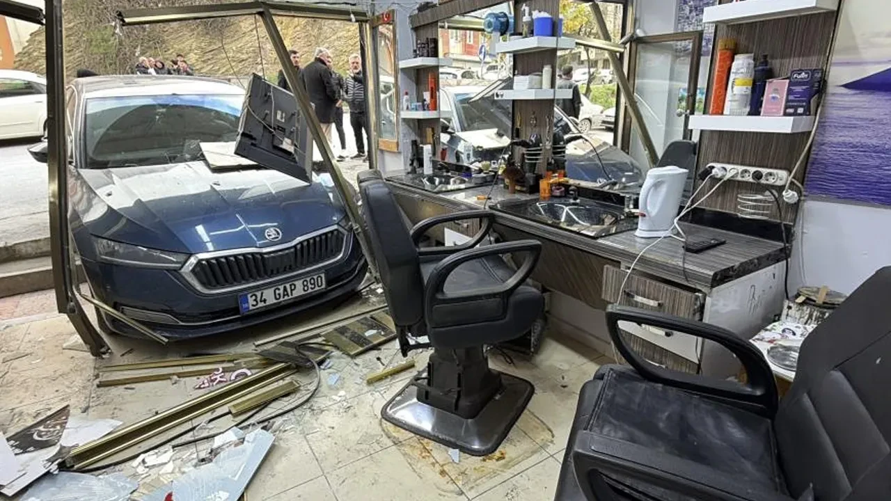 İstanbul'da bir garip kaza! Tıraş olurken araba çarptı