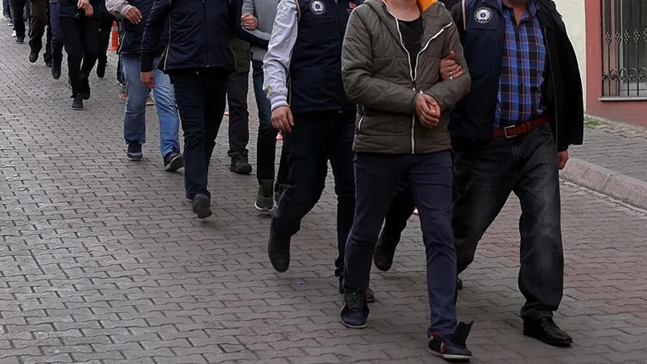 İzmir'de FETÖ operasyonu! Çok sayıda adrese baskın düzenledi: Gözaltılar var