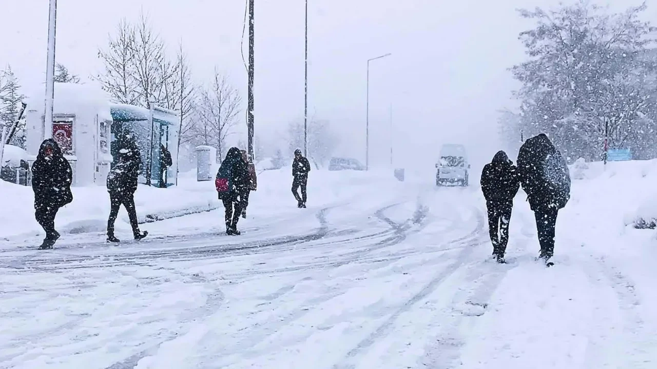 Meteoroloji illeri tek tek uyardı! Şiddetli kar yağışı geliyor: Günlerce lapa lapa yağacak 