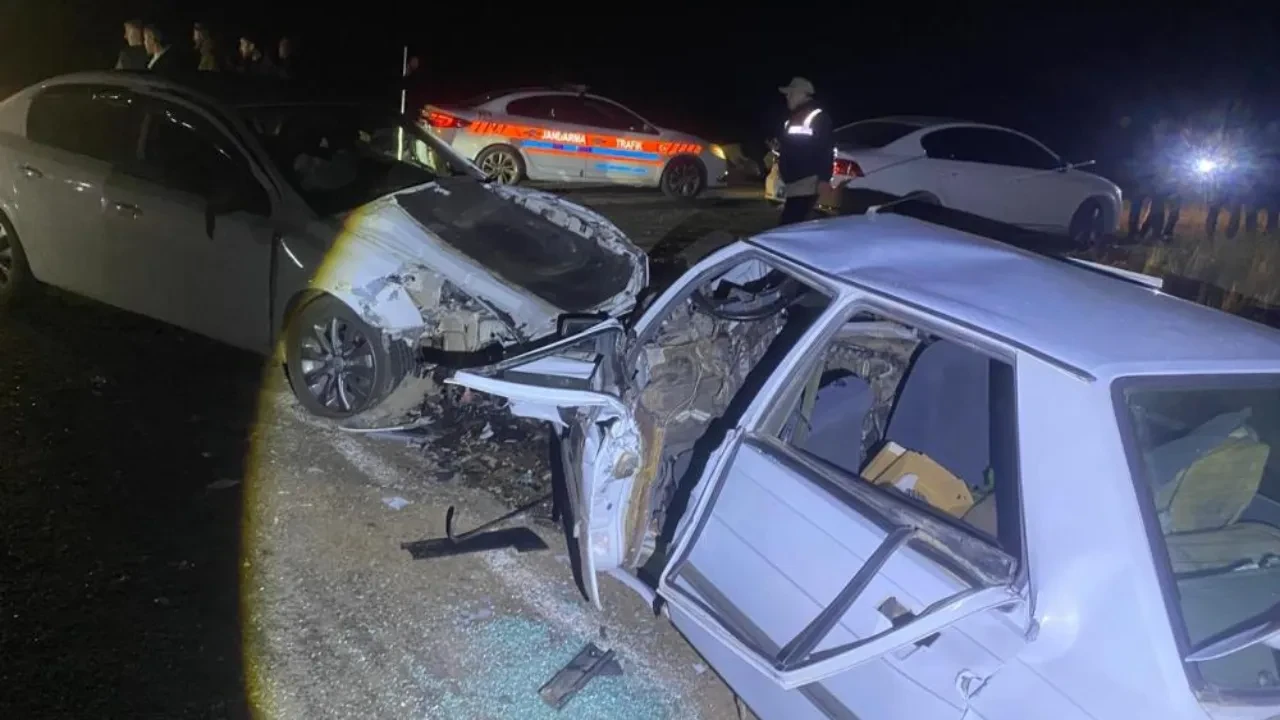 Şanlıurfa'da can pazarı! Otomobiller kafa kafaya çarpıştı
