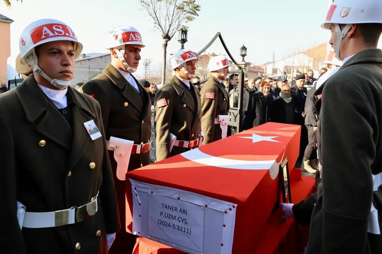 Şehit Uzman Çavuş Taner Arı ebediyete uğurlandı! Cenazedeki detay yürek yaktı