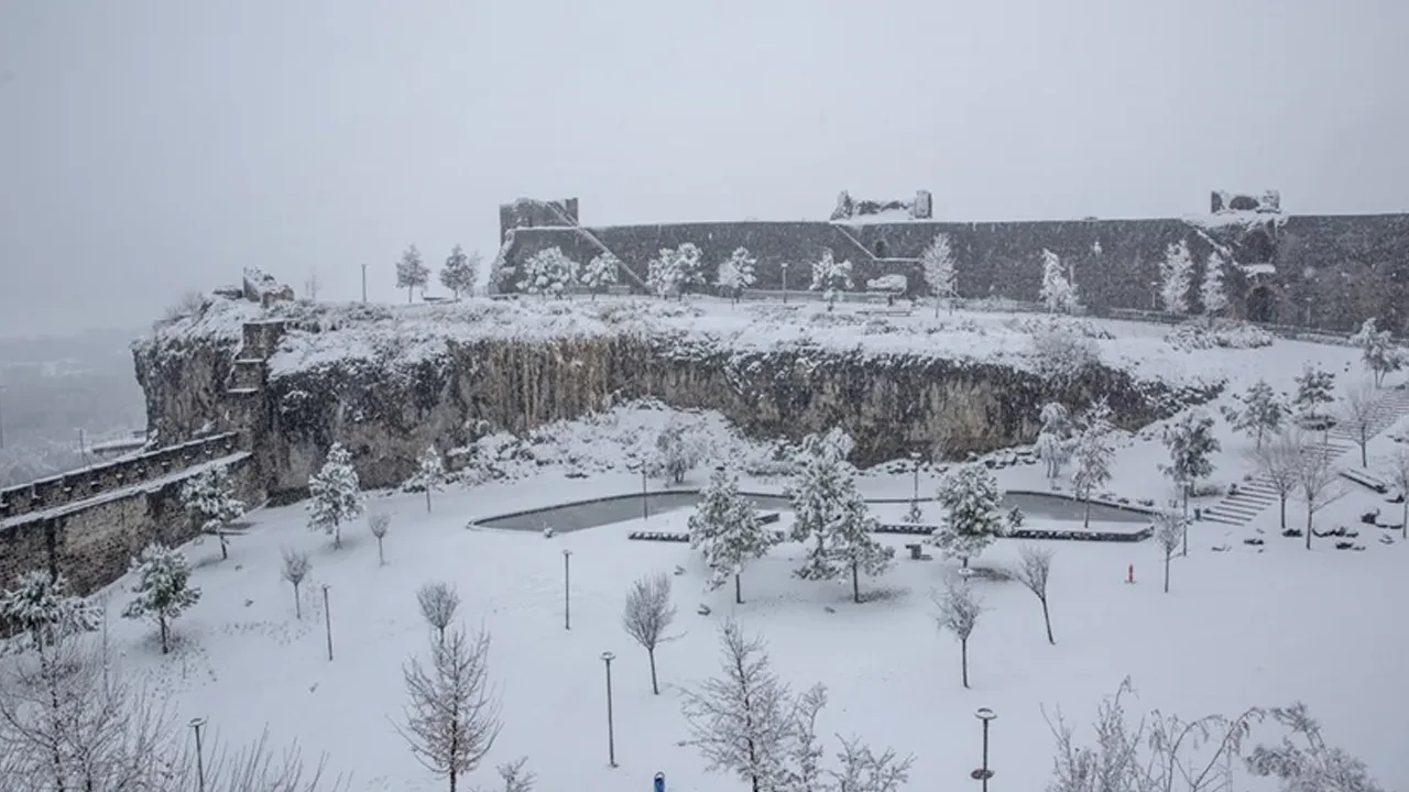 Türkiye'nin yarısını kar fırtınası vuracak! Meteoroloji, AFAD ve İçişleri Bakanlığı'ndan peş peşe uyarılar: Buzlanma, don, tipi