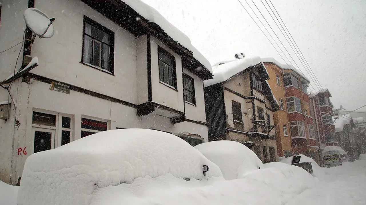 Türkiye'nin yarısını kar fırtınası vuracak! Meteoroloji, AFAD ve İçişleri Bakanlığı'ndan peş peşe uyarılar: Buzlanma, don, tipi