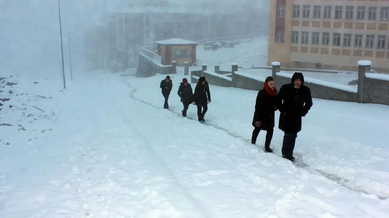 Türkiye'nin yarısını kar fırtınası vuracak! Meteoroloji, AFAD ve İçişleri Bakanlığı'ndan peş peşe uyarılar: Buzlanma, don, tipi