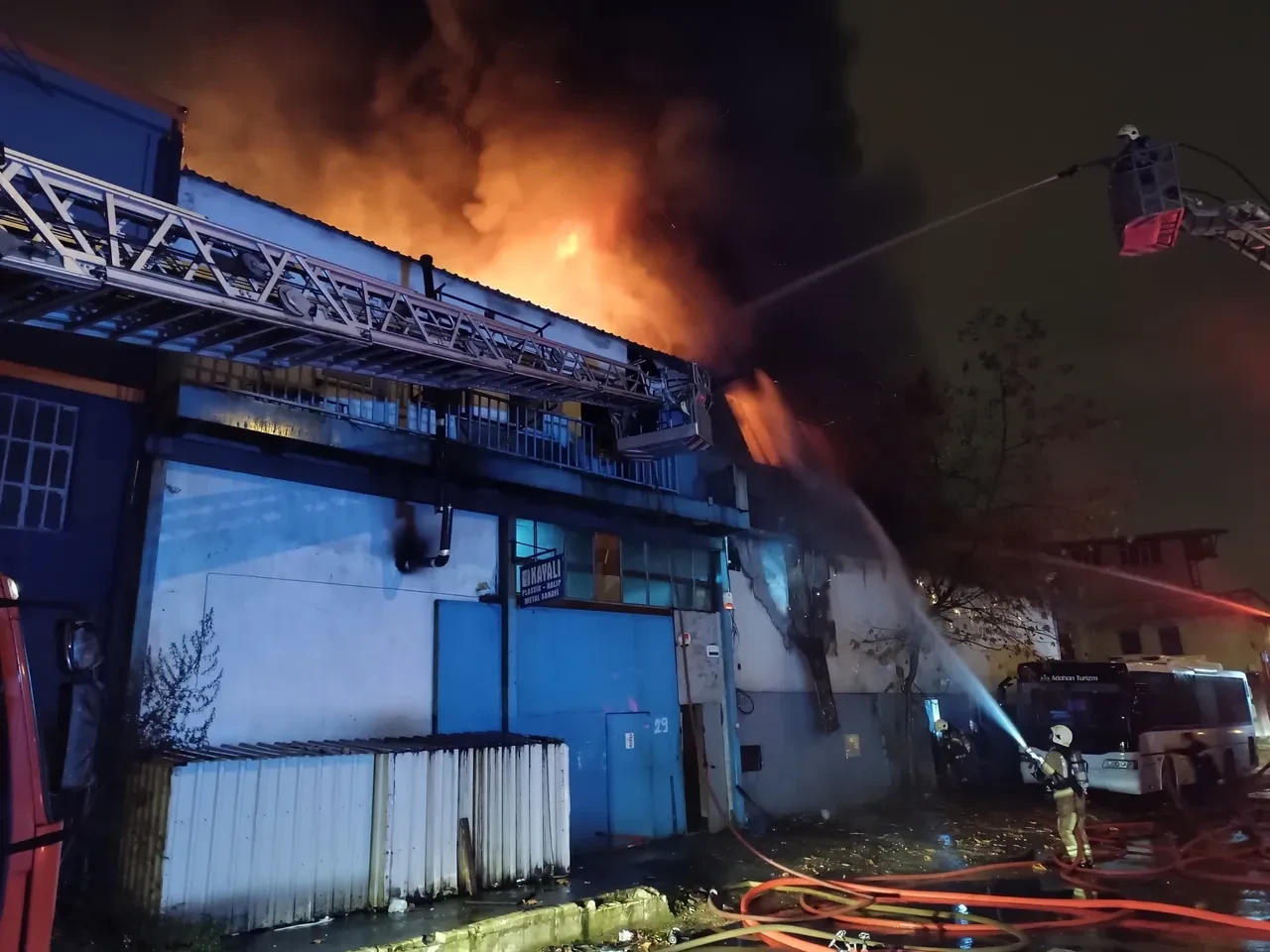 Bursa'da korkutan yangın! Alevler 4 iş yerine sıçradı 