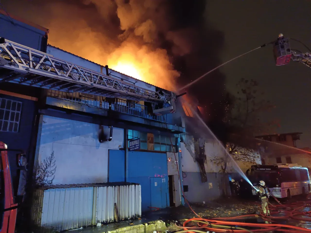 Bursa'da korkutan yangın! Alevler 4 iş yerine sıçradı 