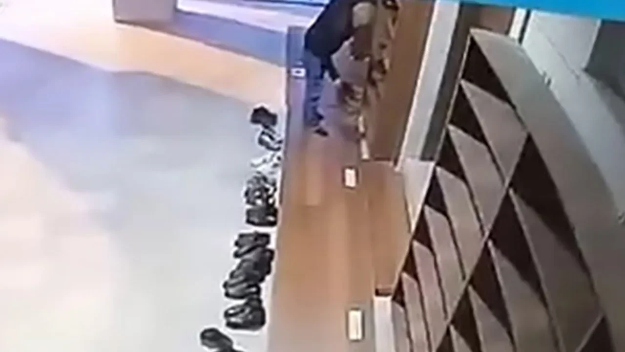 Camide pes dedirten hırsızlık