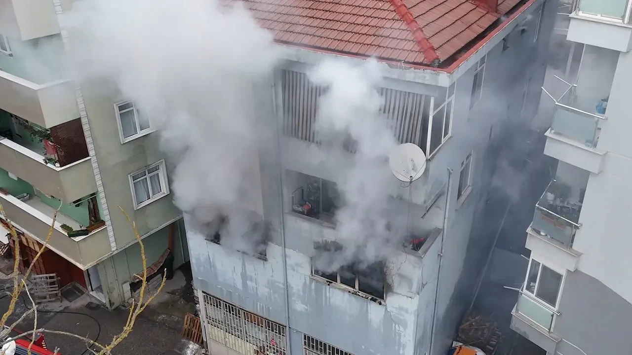 Çekmeköy'de mobilya atölyesinde yangın paniği: Bina kullanılamaz hale geldi