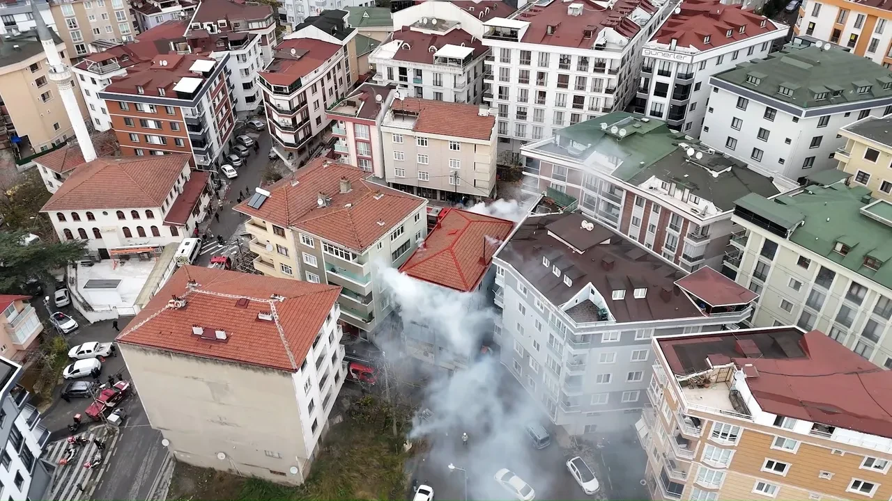 Çekmeköy'de mobilya atölyesinde yangın paniği: Bina kullanılamaz hale geldi