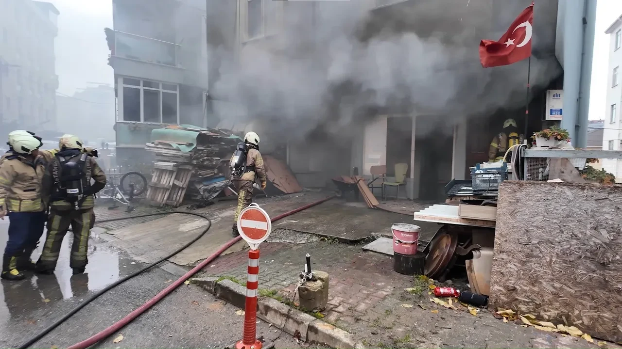 Çekmeköy'de mobilya atölyesinde yangın paniği: Bina kullanılamaz hale geldi