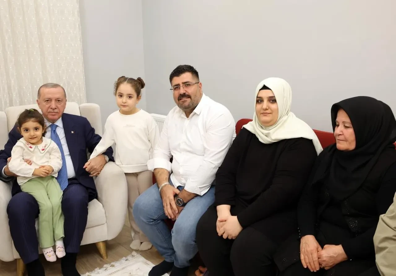 Cumhurbaşkanı Erdoğan ve Devlet Bahçeli'den Hatay'da sürpriz ziyaret: Ailenin hayali böyle gerçekleşti