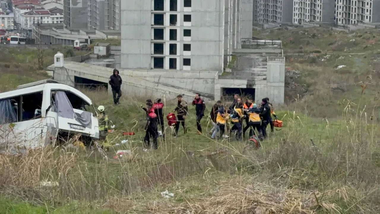 Esenyurt'ta feci kaza! Otobüs şarampole devrildi: Hayatını kaybeden ve yaralılar var