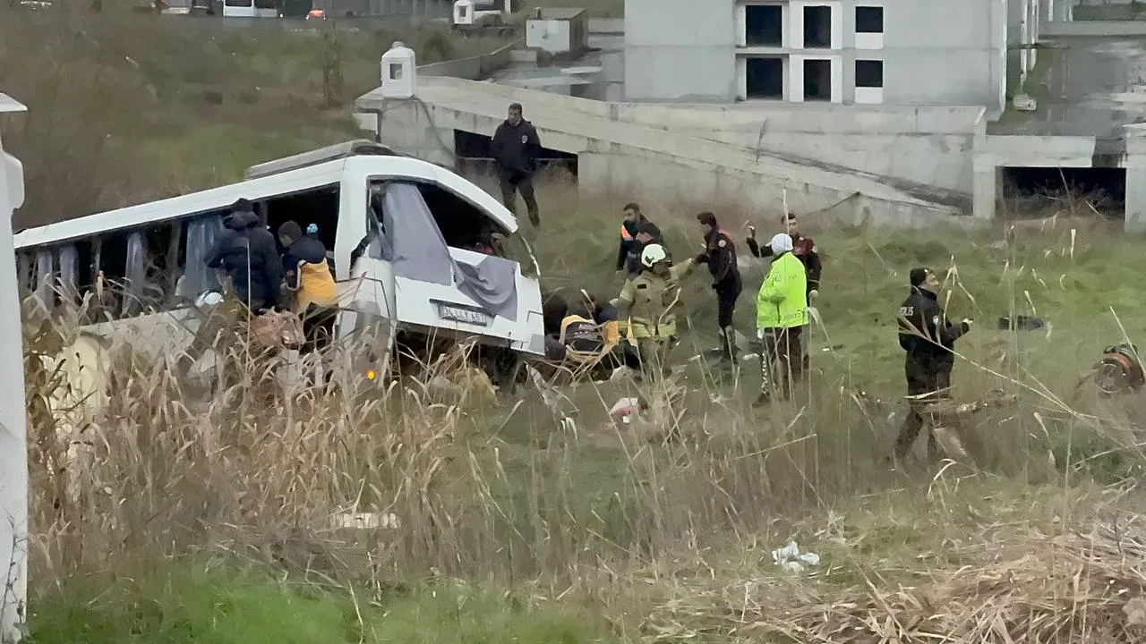 Esenyurt'ta feci kaza! Servis minibüsü şarampole devrildi: Ölü ve yaralılar var