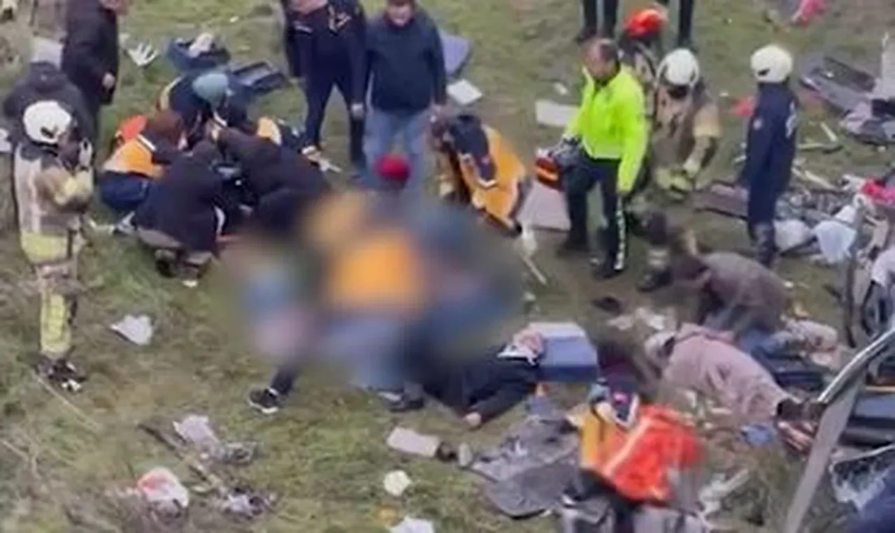 Esenyurt'ta feci kaza! Servis minibüsü şarampole devrildi: Ölü ve yaralılar var