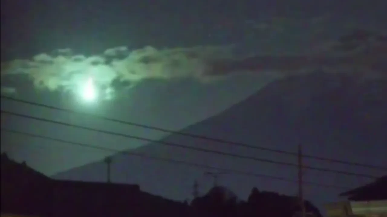 Fuji Dağı semalarında gözlenen meteor gökyüzünü aydınlattı: O anlar kamerada!