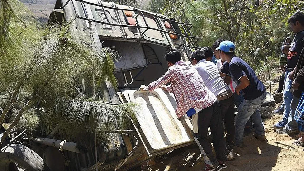Guatemala’da yolcu otobüsü uçurumdan yuvarlandı: Çok sayıda can kaybı var