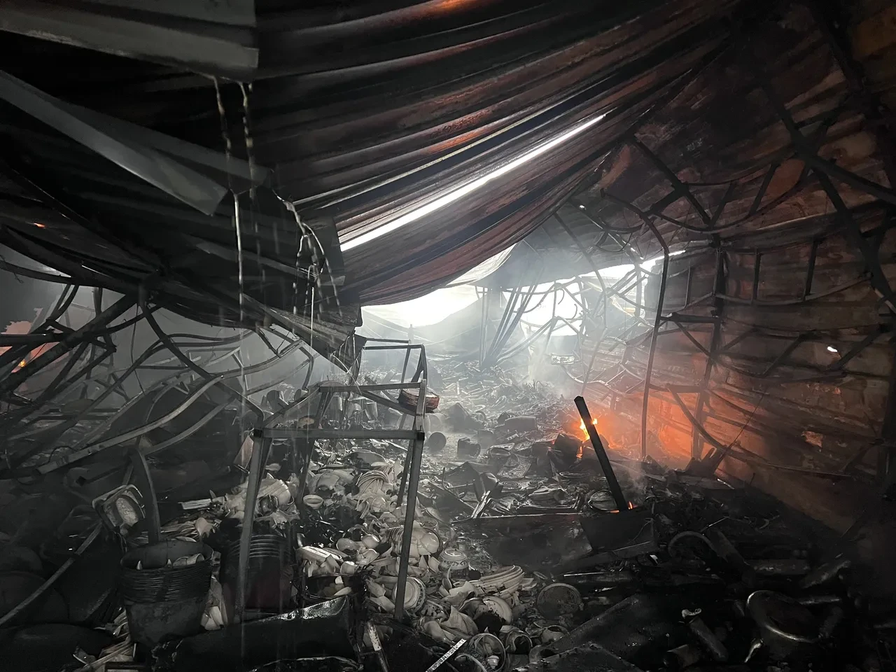 Irak'ta pazar yerinde yangın! 30'dan fazla iş yeri küle döndü