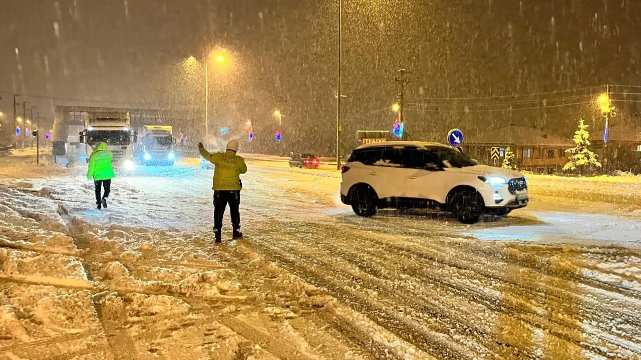 Kar fena bastırdı, İstanbul yönünde ağır araçların geçişine izin verilmiyor