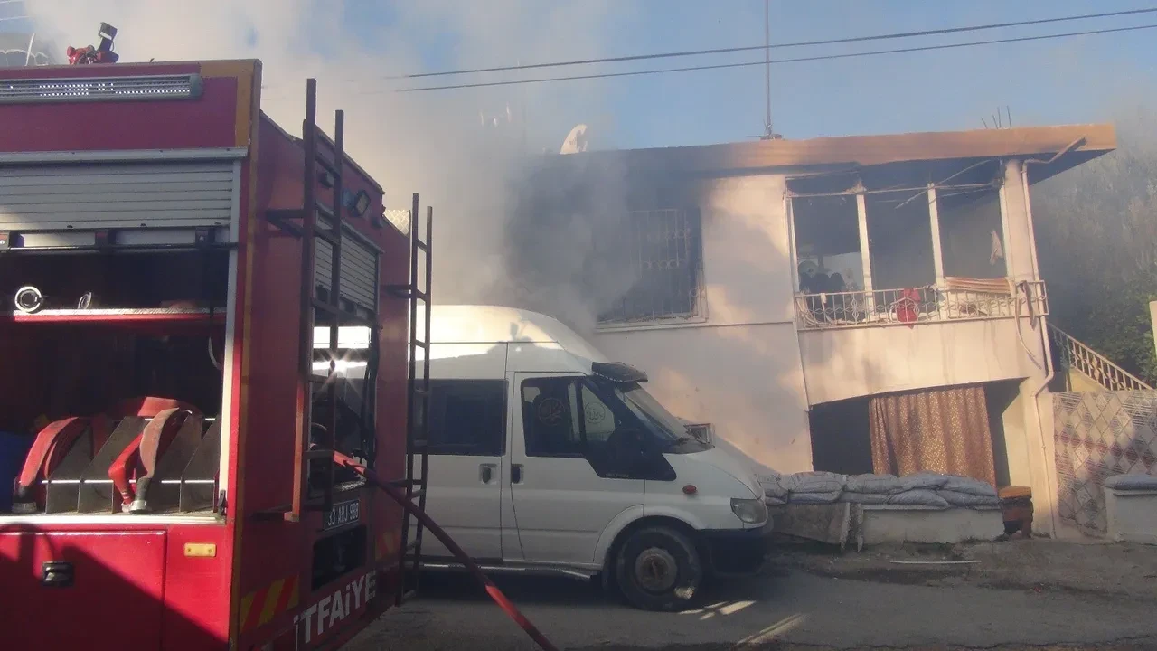 Mersin'de acı olay! Anne markete gitti, 2 çocuk çıkan yangında can verdi 