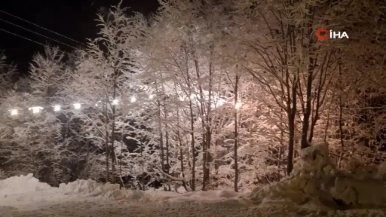 Rize’de beklenen kar yağışı başladı! Her yer beyaza büründü 