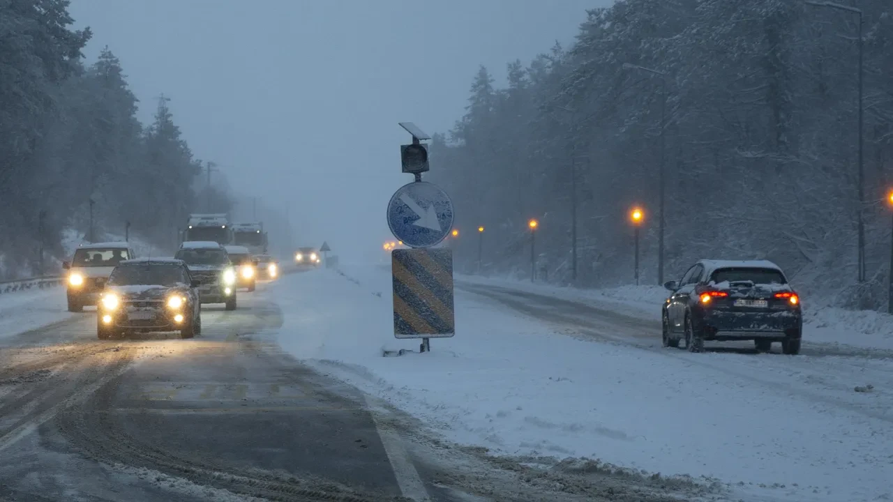 Türkiye'de kış resmen bastırdı! İstanbul dahil birçok kentte kar yağışı başladı: Her yer beyaza büründü