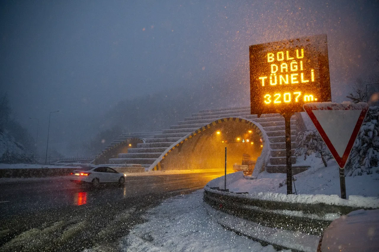 Türkiye'de kış resmen bastırdı! İstanbul dahil birçok kentte kar yağışı başladı: Her yer beyaza büründü
