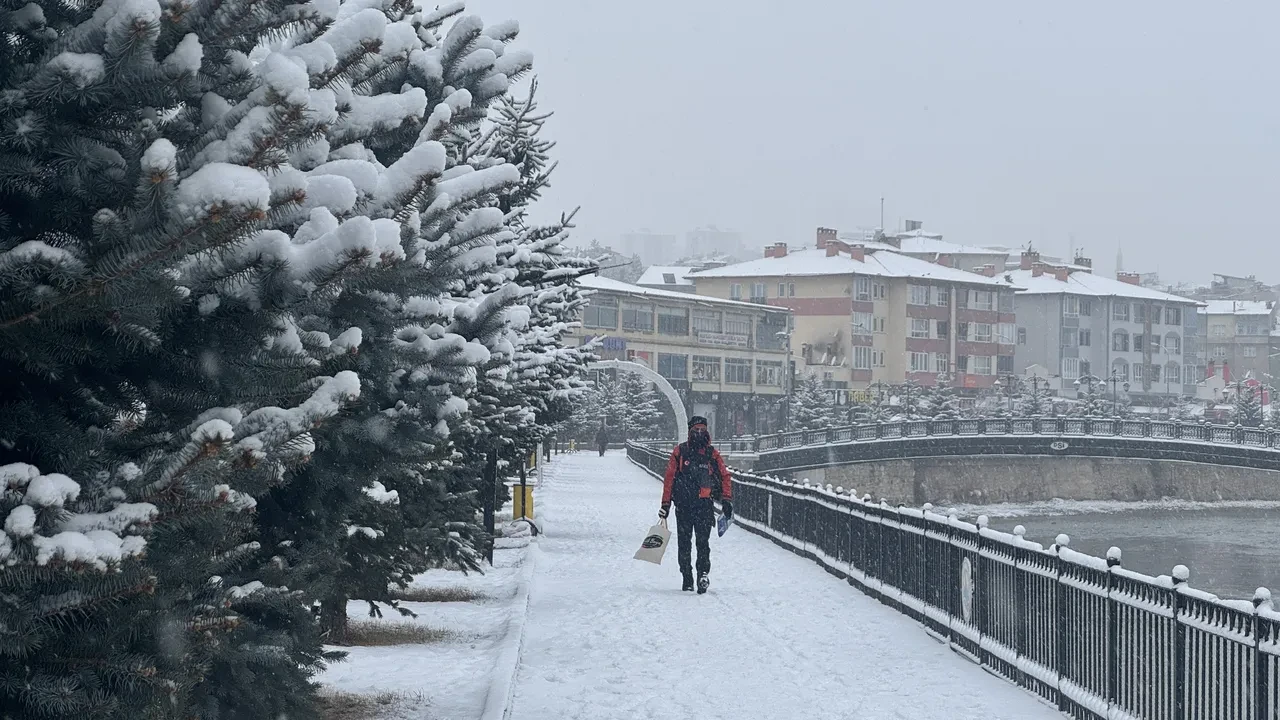 Türkiye'de kış resmen bastırdı! İstanbul dahil birçok kentte kar yağışı başladı: Her yer beyaza büründü