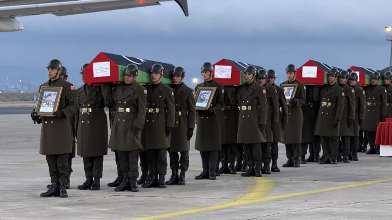 Uçak kazasında hayatını kaybeden Libyalı askerler törenle uğurlandı