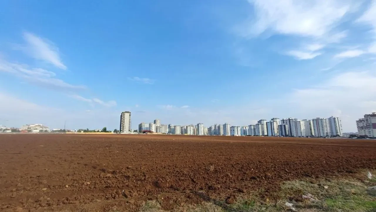 Adana'da çağa hayırlı direniş! Apartmanların ortasında tarım yapıyor: Tepkiler hayli şaşırtıcı