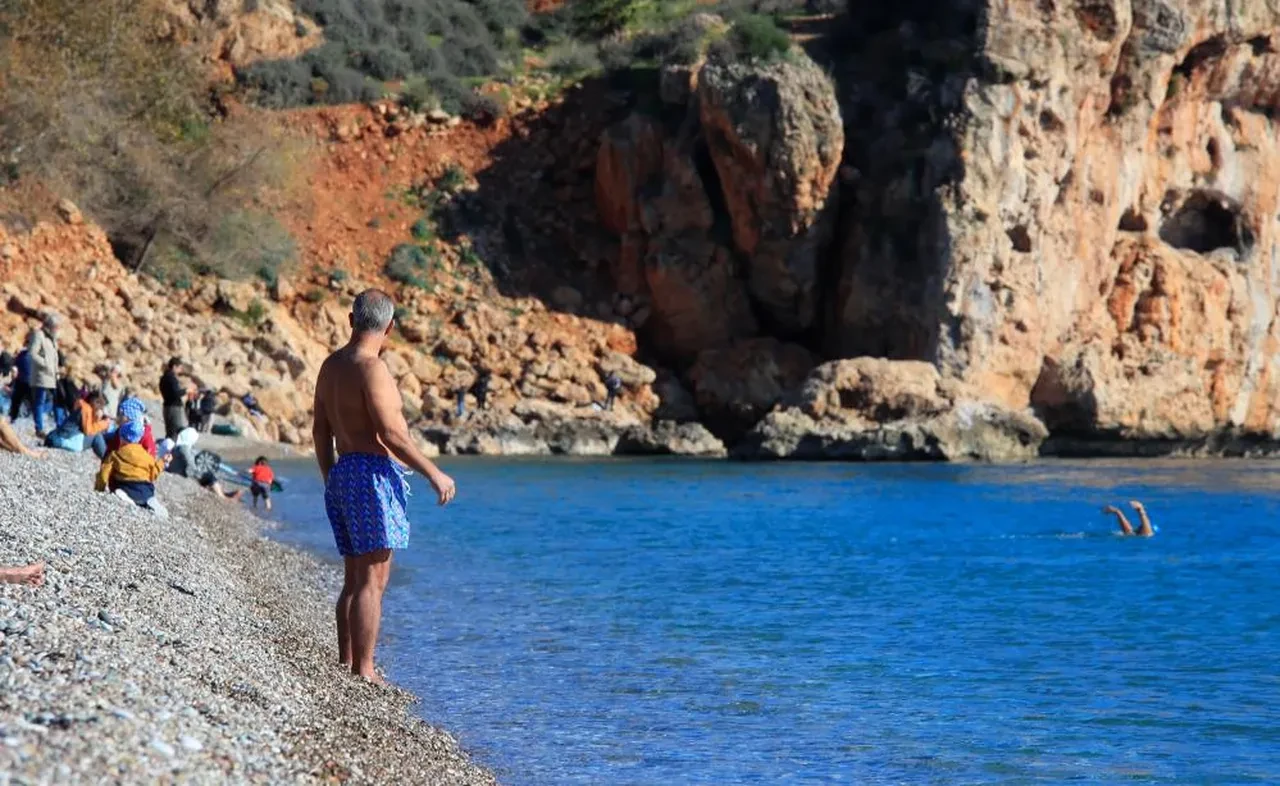 Aralık ayında güneyde denize girdiler kuzeyde kayak yaptılar! 