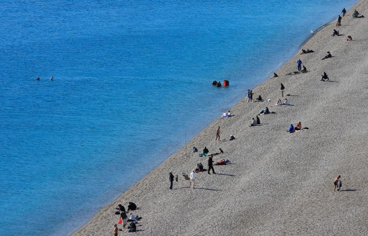 Aralık ayında güneyde denize girdiler kuzeyde kayak yaptılar! 