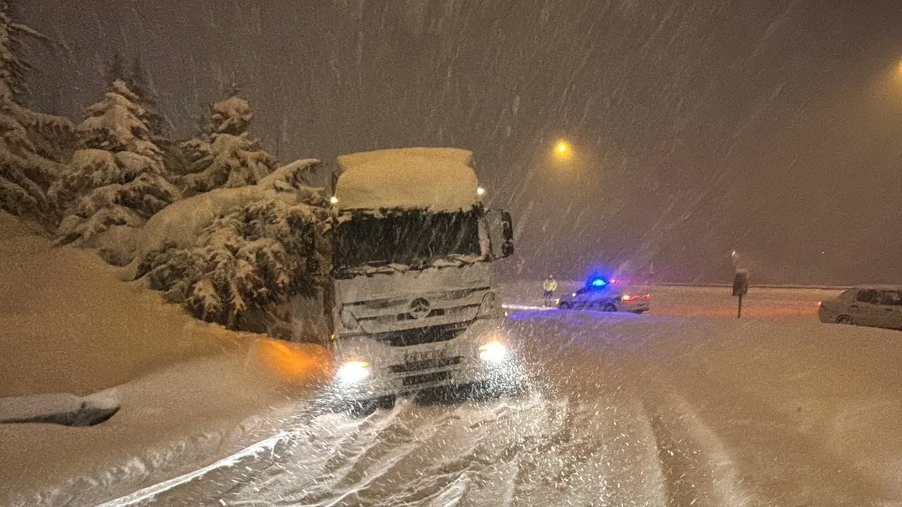 Bolu'da kar yağışı 40 santimi aştı, geçiş ağır tonajlı araçlara kapatıldı