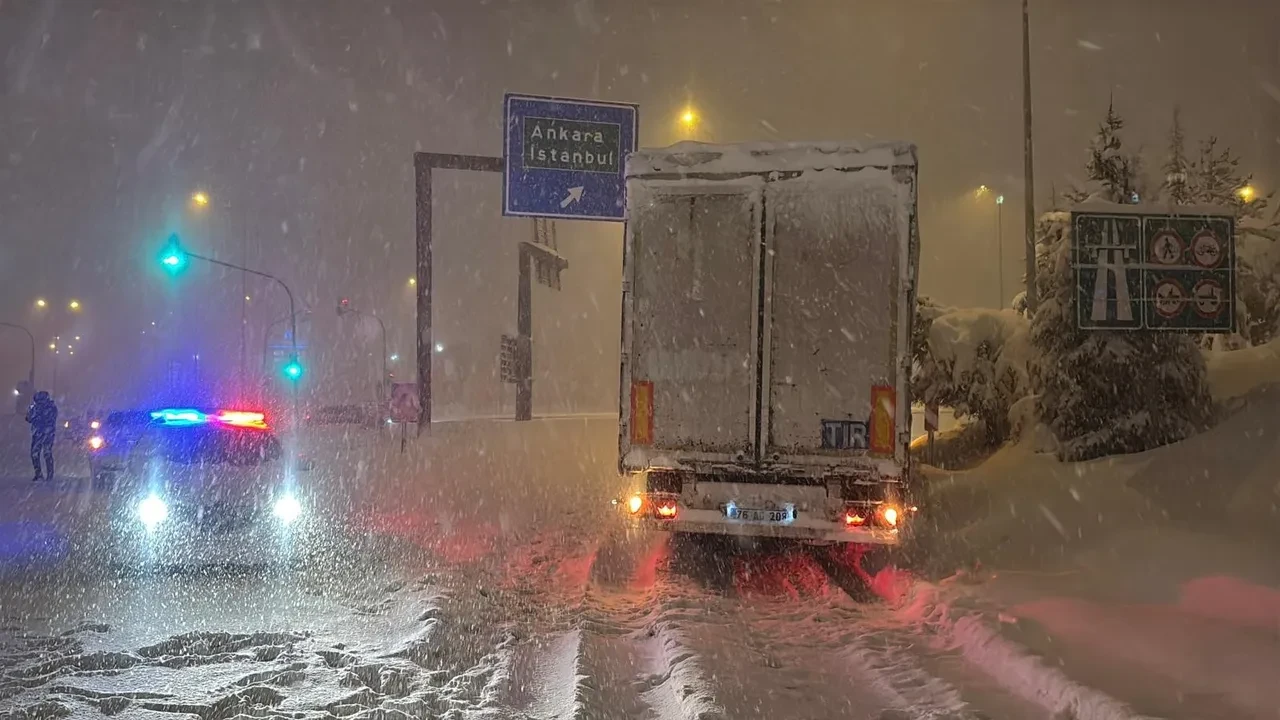 Bolu'da kar yağışı 40 santimi aştı, geçiş ağır tonajlı araçlara kapatıldı