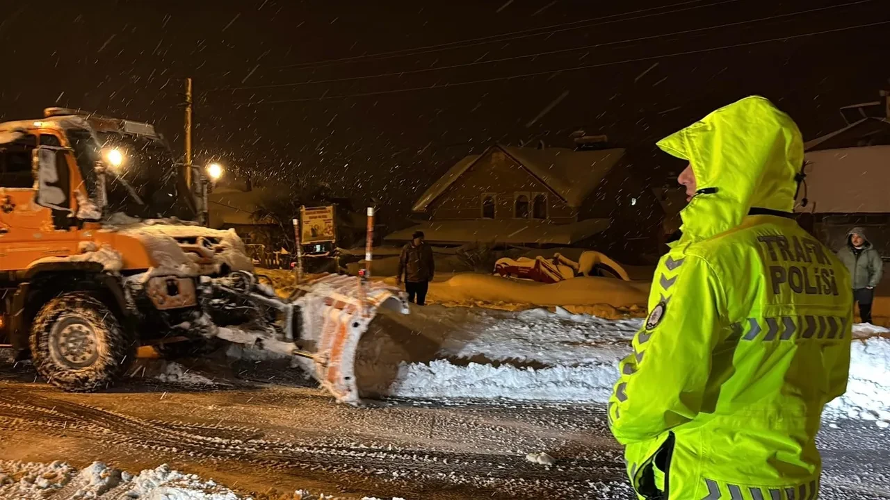 Bolu'da kar yağışı 40 santimi aştı, geçiş ağır tonajlı araçlara kapatıldı