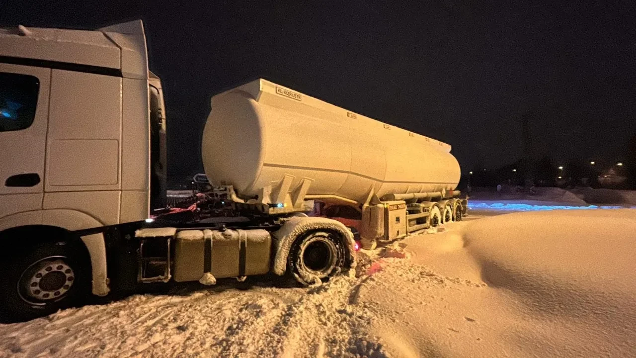 Bolu'da kar yağışı 40 santimi aştı, geçiş ağır tonajlı araçlara kapatıldı