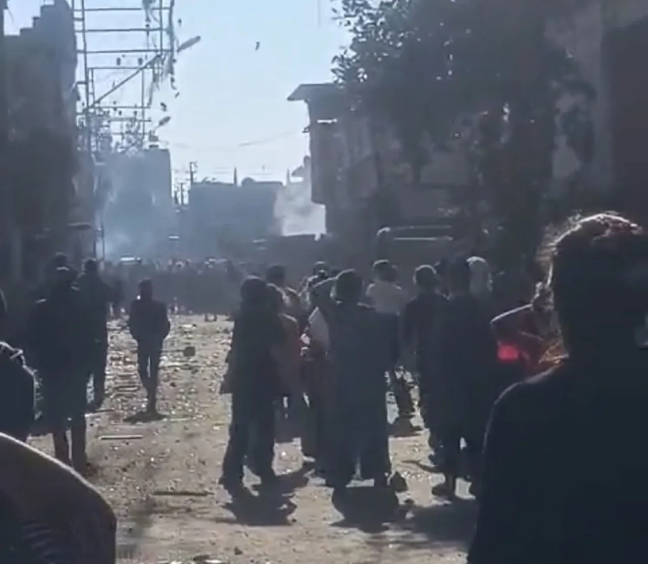 Cono aşiretine bağlı komşulardan adeta meydan savaşı: Şişeler ve taşlar havada uçtu