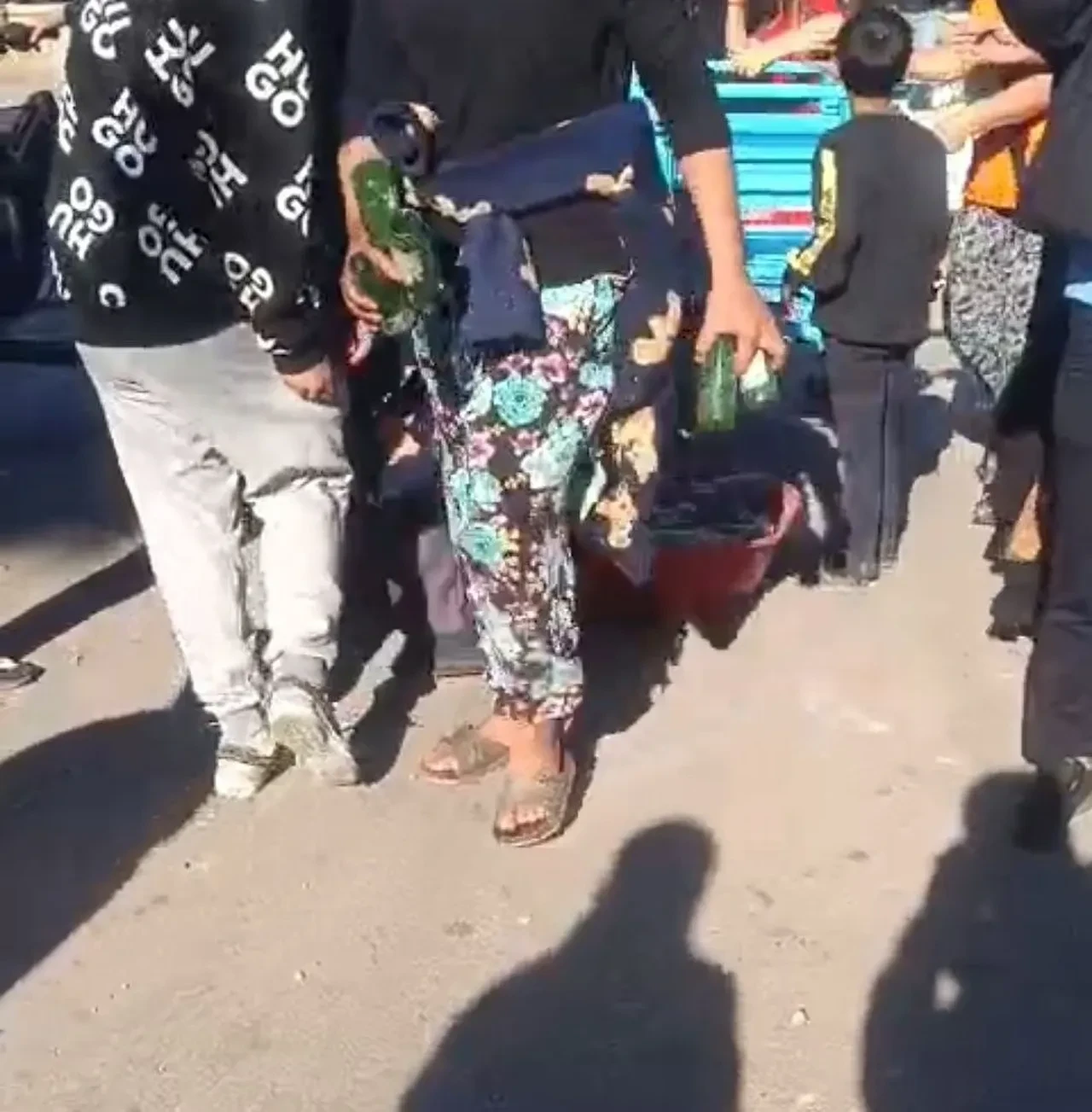 Cono aşiretine bağlı komşulardan adeta meydan savaşı: Şişeler ve taşlar havada uçtu