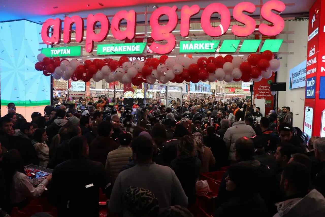 Denizli'de indirim çılgınlığı! Metrelerce uzunluktaki kuyruk havadan görüntülendi