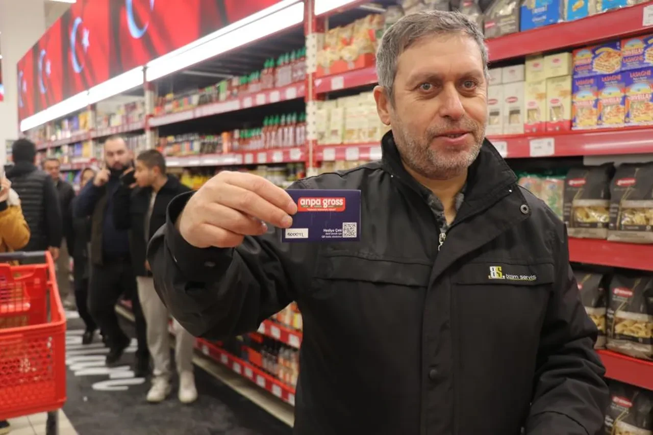 Denizli'de indirim çılgınlığı! Metrelerce uzunluktaki kuyruk havadan görüntülendi