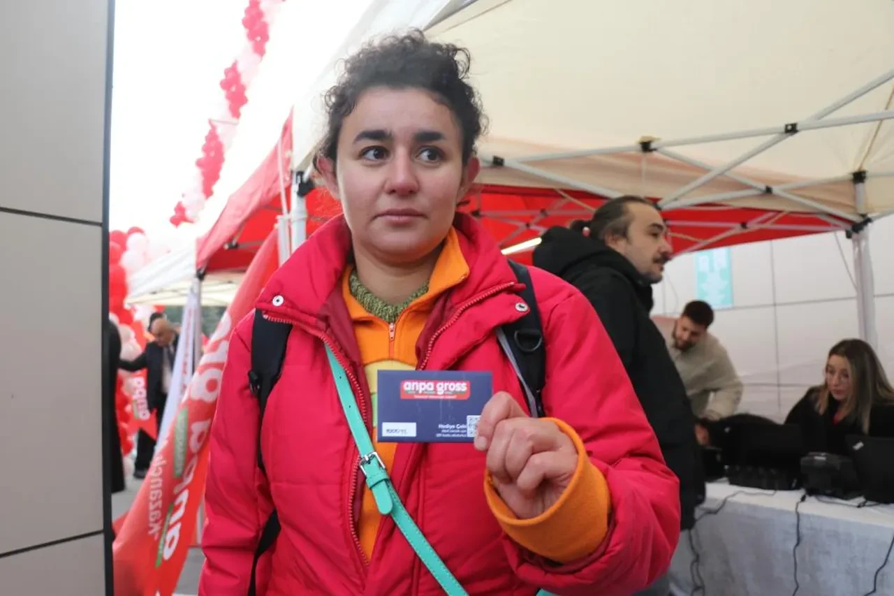 Denizli'de indirim çılgınlığı! Metrelerce uzunluktaki kuyruk havadan görüntülendi