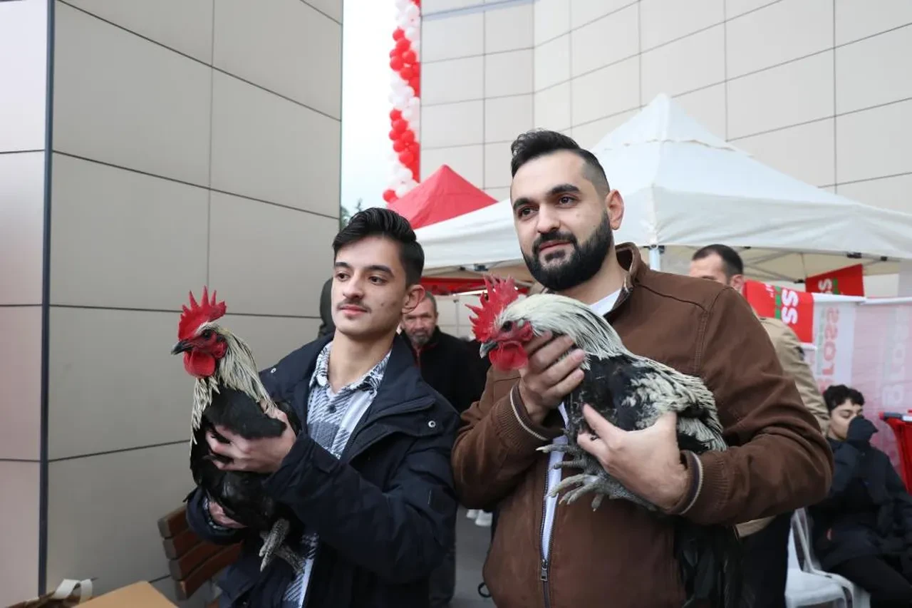 Denizli'de indirim çılgınlığı! Metrelerce uzunluktaki kuyruk havadan görüntülendi