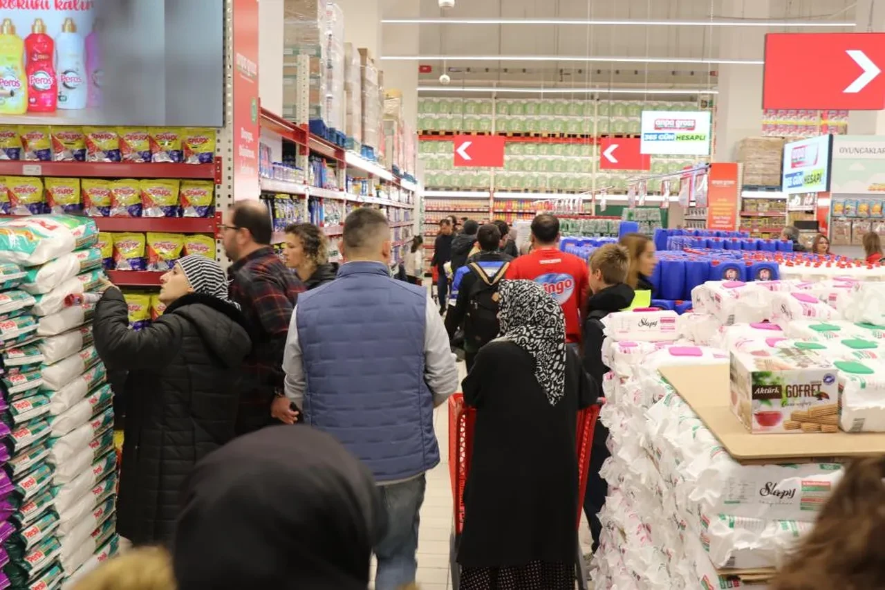 Denizli'de indirim çılgınlığı! Metrelerce uzunluktaki kuyruk havadan görüntülendi