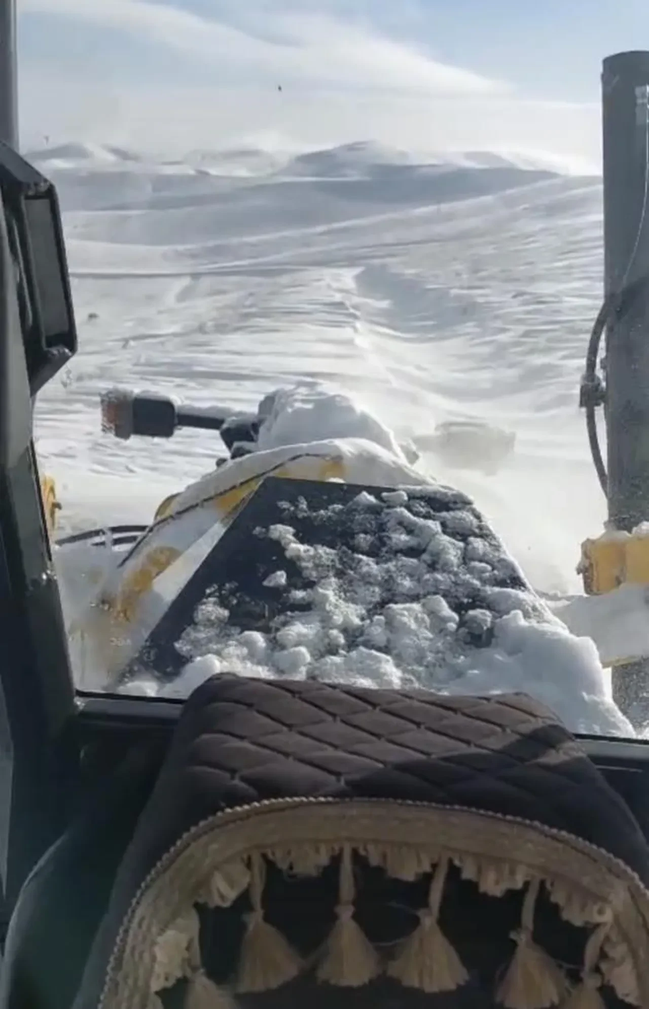 Doğu'da kar yağışı hayatı felç etti! Bine yakın yol ulaşıma kapandı uçak seferleri iptal oldu! 