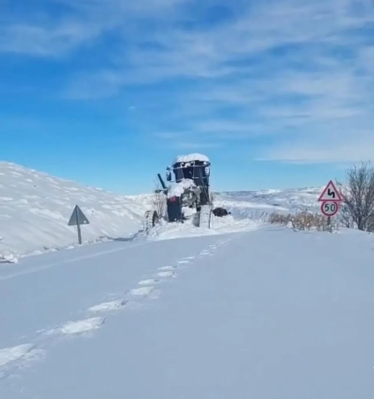 Doğu'da kar yağışı hayatı felç etti! Bine yakın yol ulaşıma kapandı uçak seferleri iptal oldu! 